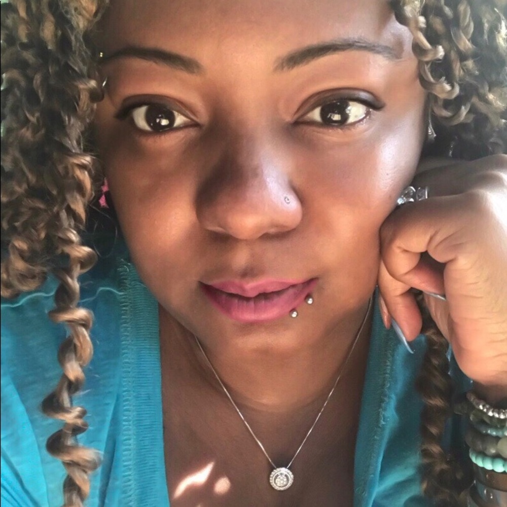 Meet your Posher, Tia